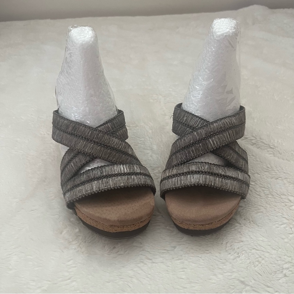 Volatile Silver/Gray Locking Strappy Wedge Sandals size 7. Y12